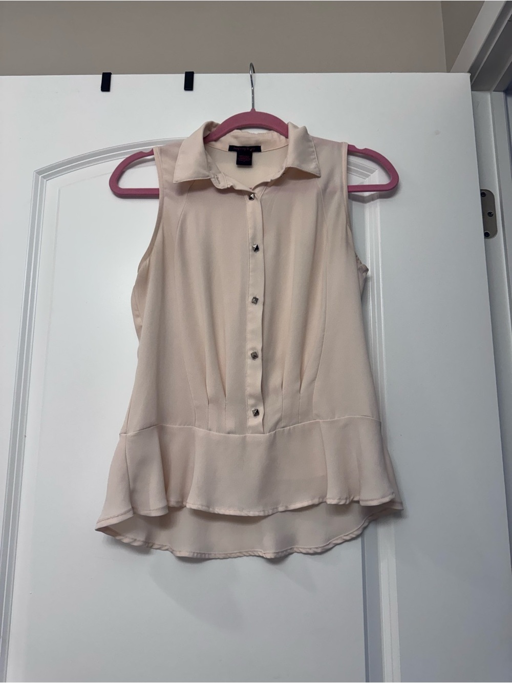 imaginary voyage Sleeveless Button-Front Peplum Blouse - Light Beige